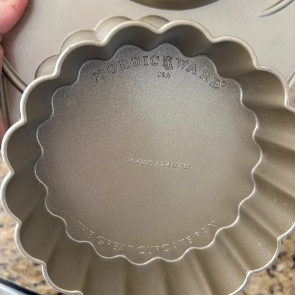 Williams Sonoma Gold Cupcake Cake Pan